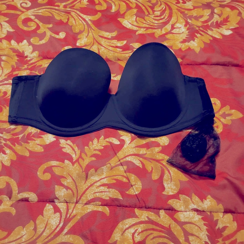 Strapless bra that can be worn as regular bra. Straps included.